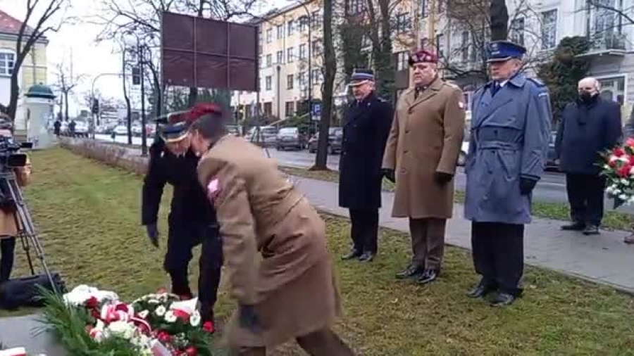 skladanie-kwiatow-pod-obeliskiem-w-holdzie-uczestnikom-powstan-narodowych-zlokalizowanym-w-tomaszowie-mazowieckim-na-skwerze-przy-zbiegu-ul-moscickiego-i-browarnej.mp4